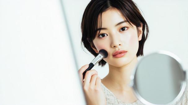 メイクをする美しい日本人女性 メイクをする美しい日本人女性の写真