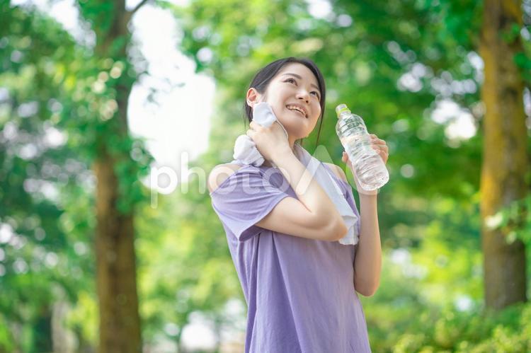運動する女性 運動,水分補給,汗の写真素材