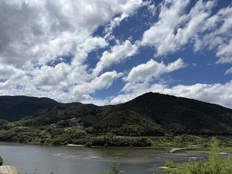 白い雲と緑の山と湖 白い雲と緑の山と湖の写真