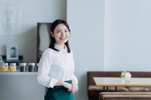 カフェで働く若い女性 カフェで働く若い女性 飲食店,アルバイト,カフェの写真素材