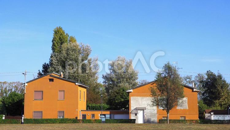 牧歌的な北イタリアの農村地帯の建物 イタリア,北イタリア,平野の写真素材
