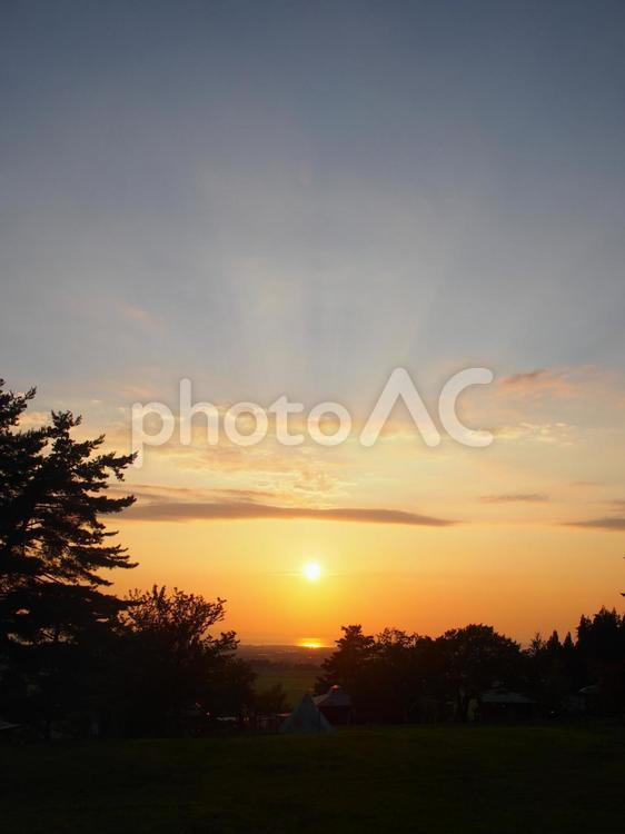 明日キャンプ場からの夕焼け　富山県黒部市 夕日,夕方,日没の写真素材