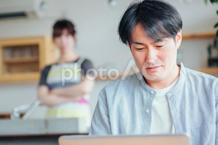 テレワークする男性と女性 テレワーク,主婦,怒るの写真素材