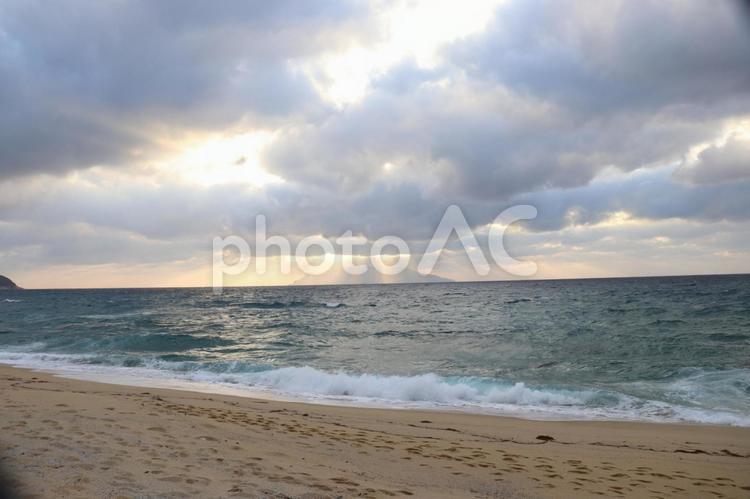 曇りの中の向こうに見える島 海,ビーチ,波の写真素材