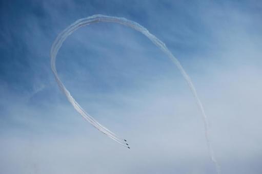 ブルーインパルス　ラインアブレストロールの写真