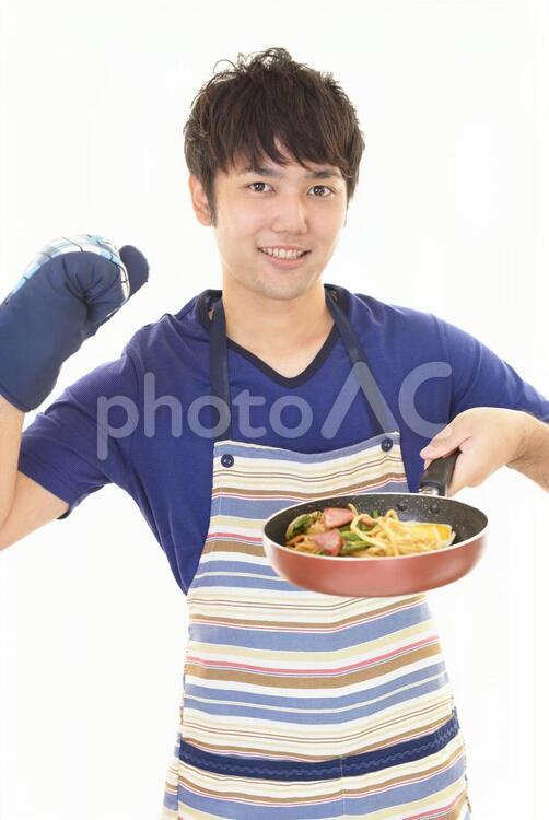 料理を楽しむ男性 男性,男,料理の写真素材