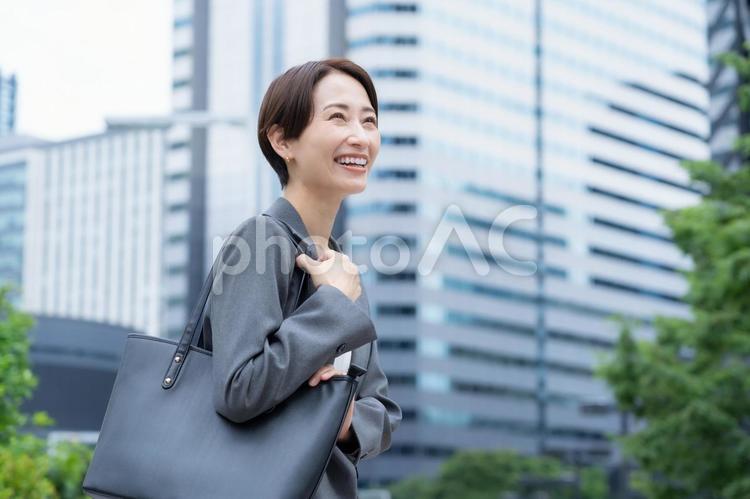 オフィス街で働くミドルのビジネスウーマン ビジネス,女性,通勤の写真素材