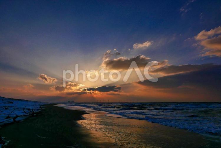 夕暮れの海 夕暮れの海,光芒,薄明光線の写真素材