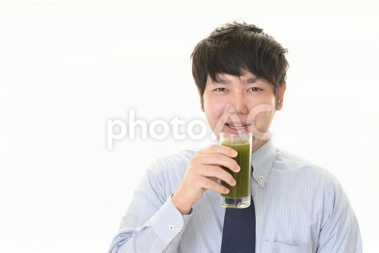 野菜ジュースを飲む笑顔の男性 飲み物,男性,ビジネスマンの写真素材