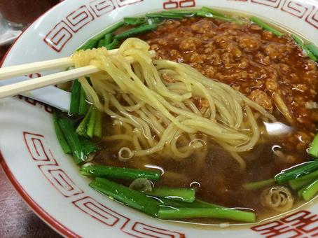 埼玉スタミナラーメンの細麺の麺リフト 埼玉スタミナラーメンの細麺の麺リフト 漫々亭,スタミナラーメン,麺リフトの写真素材