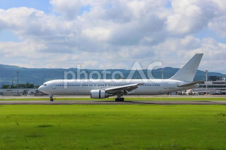 白く光る翼と昼前の空 飛行機,航空機,旅客機の写真素材