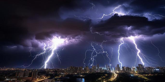 夜の都市に雷が落ちる壮大な自然現象の風景 夜の都市に雷が落ちる壮大な自然現象の風景の写真