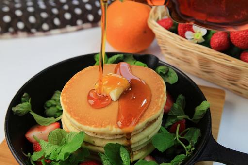 パンケーキ パンケーキ パンケーキ,メープルシロップ,スキレットの写真素材