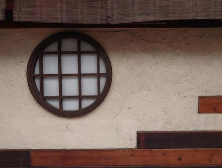 和風の丸窓と土壁の壁 和風の丸窓と土壁の壁 和風,丸窓,土壁の写真素材