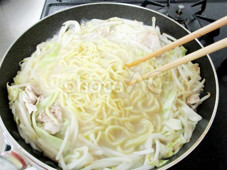 チャンポン麺をほぐす チャンポン麺をほぐす,チャンポン,麺の写真素材