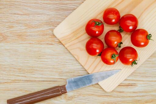 まな板に置かれた新鮮なミニトマトとナイフ ミニトマト,野菜,食材の写真素材