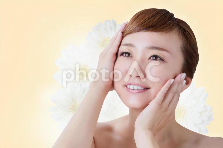 女性の美容イメージ 女性,フェイシャル,ガーベラの写真素材