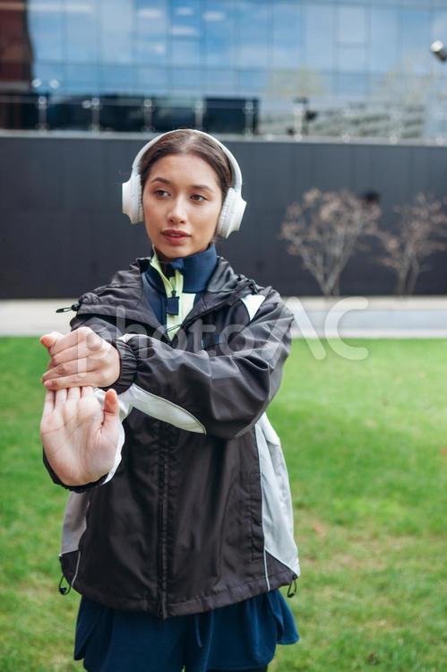 手を上にそりかえらせる女性 女性,ヘッドフォン,人物の写真素材