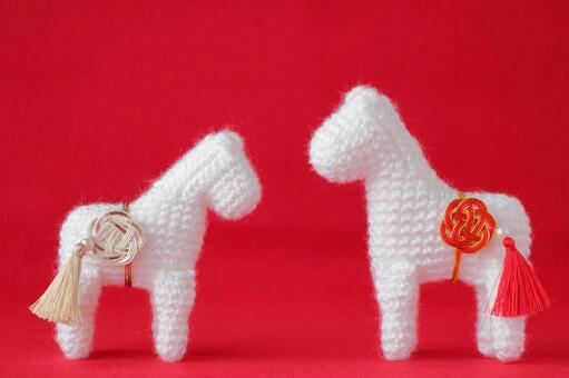 向かい合う二頭の白いうまのあみぐるみ 年賀状,年賀状素材,干支の写真素材