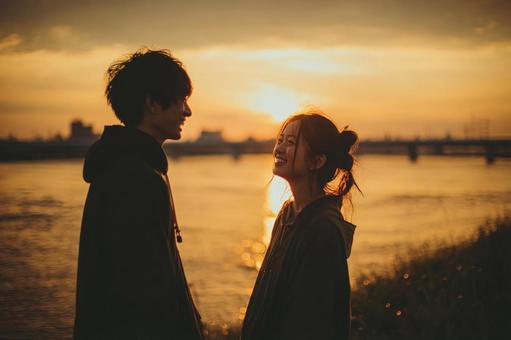 夕日に照らされた幸せな二人 夕日に照らされた幸せな二人の写真