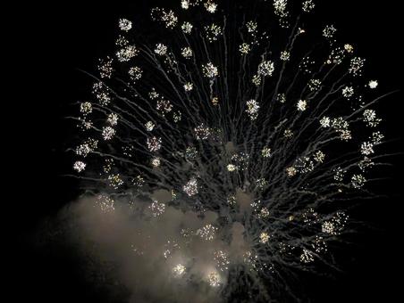 打ち上げ花火 打ち上げ花火 打ち上げ花火,花火,夏祭りの写真素材