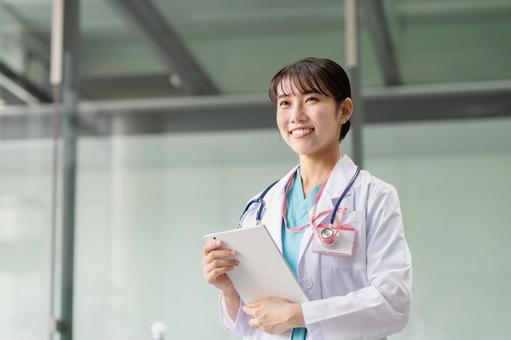 病院で働く若い女性医師 病院で働く若い女性医師 若い,医師,女性の写真素材
