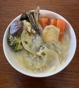 野菜など食べる煮干しなどの具沢山スープ 朝食,人参,野菜の写真素材