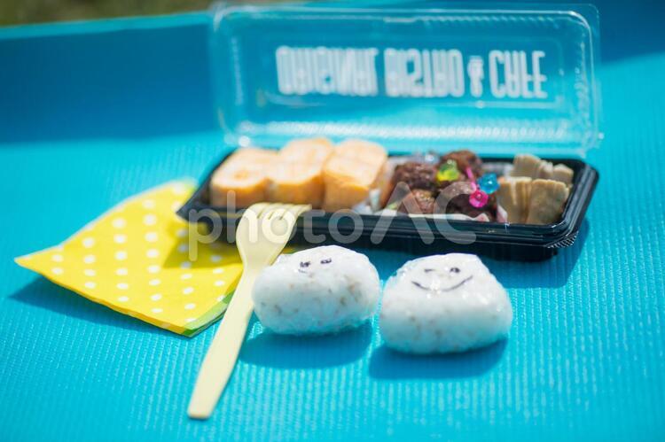 空の下のピクニックのお弁当 ピクニック,お弁当,笑顔の写真素材