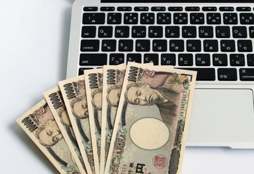 パソコンと紙幣のイメージ パソコンと紙幣のイメージ パソコン,紙幣,お金の写真素材