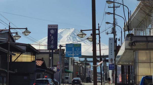 田舎の商店街 田舎の商店街 富士吉田,青空,街並みの写真素材