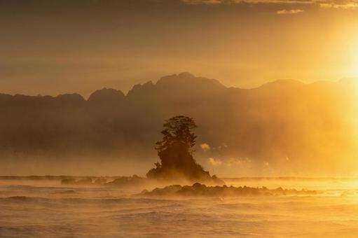 立山連峰と気嵐の雨晴海岸 立山連峰,北アルプス,山の写真素材