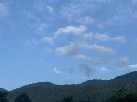 青空と山並みに広がる森林風景 青空と山並みに広がる森林風景の写真