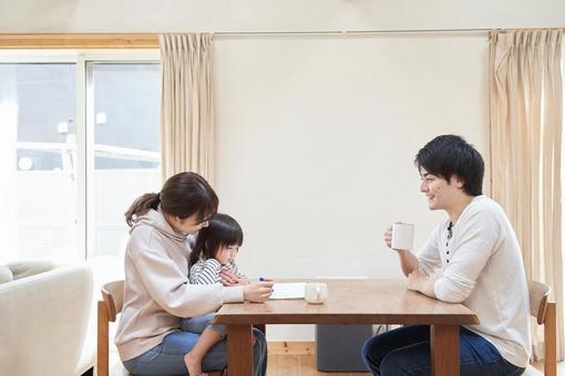 亞洲家庭在單戶型客廳裡放鬆, JPG 亞洲家庭在單戶型客廳裡放鬆, JPG