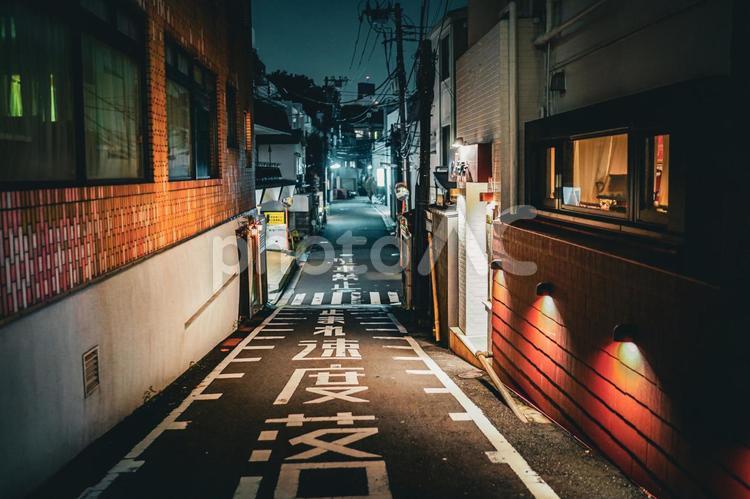 静かな裏通り（六本木） 裏通り,夜道,照明の写真素材