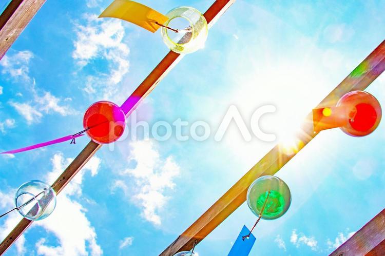 夏の日差しを浴びる風鈴 風鈴,カラフル,青空の写真素材