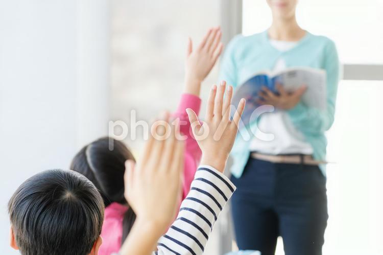 教室で挙手する小学生の授業イメージ 教室,授業,挙手の写真素材