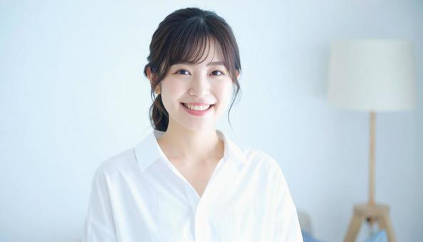 清潔感のあるカメラ目線の女性の写真