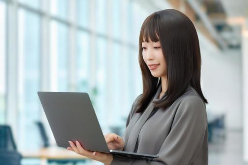 パソコンを使う女性・ビジネスウーマン 女性,パソコン,仕事の写真素材