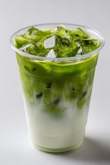 ミルクと抹茶が織りなす、和風ドリンク ミルクと抹茶が織りなす、和風ドリンクの写真