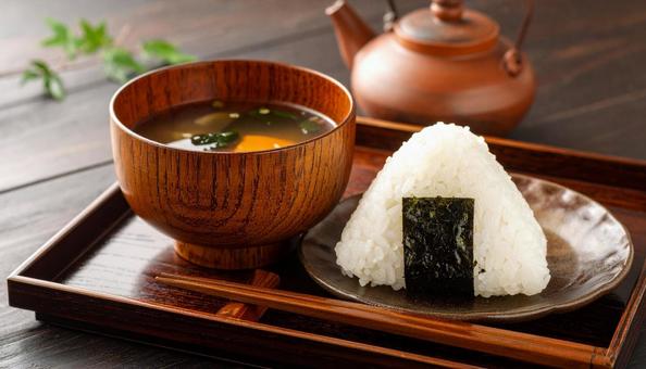 お盆に乗ったおにぎりと味噌汁 お盆に乗ったおにぎりと味噌汁の写真