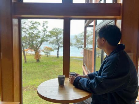 コーヒー　湖畔　カフェ コーヒー,飲む,男性の写真素材