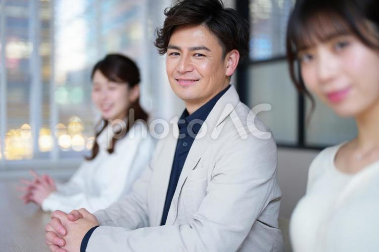 笑顔で座る横並びの男女 男女,笑顔,笑うの写真素材