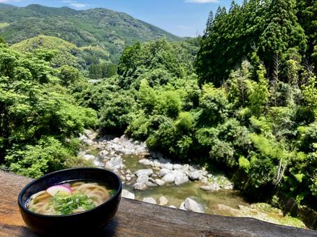 大自然の中で絶景うどん/山川空 素,うどん,やわめんの写真素材