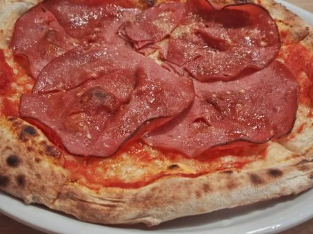 ボロニアソーセージピザのアップ ボロニアソーセージピザのアップ ボロニア,ピッツァ,アップの写真素材