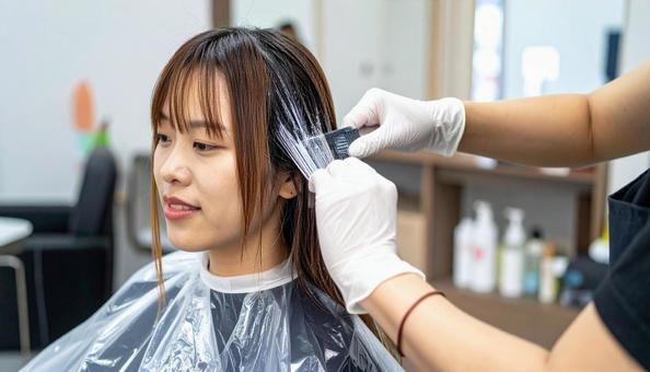 美容院でカラー ゼロテク技術を受ける女性 美容院でカラー ゼロテク技術を受ける女性の写真