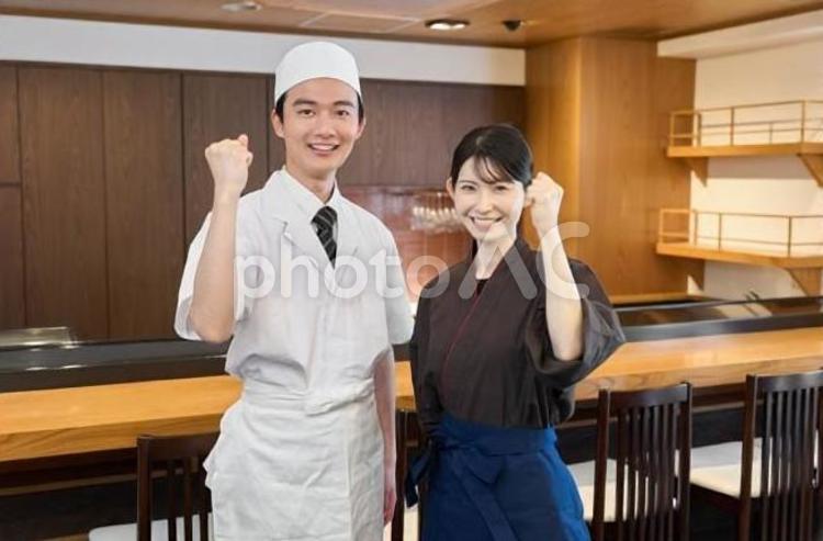 ガッツポーズをする日本料理店で働く従業員 ガッツポーズ,男性,女性の写真素材