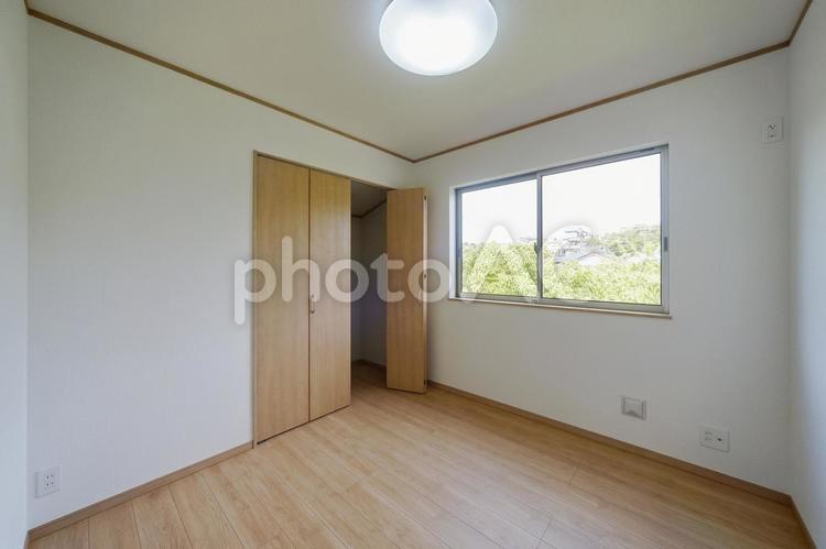 窓と収納のある白い部屋 住宅,住居,家の写真素材