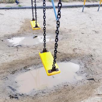 水たまりとブランコ ブランコ,水たまり,雨上がりの写真素材