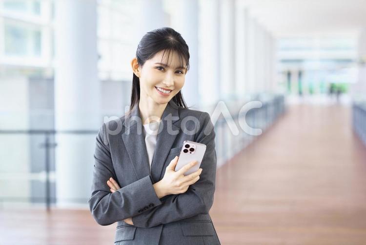スマホを持つ女性　スーツ　オフィス スマホ,携帯電話,女性社員の写真素材