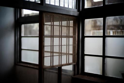 古い窓 古い窓の写真